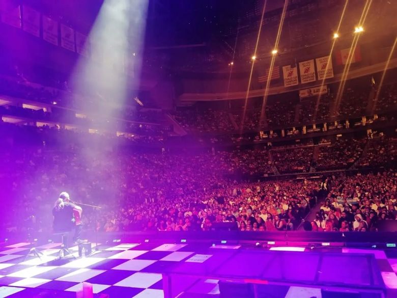 New York: Ricardo Arjona se demoró, y un cordobés lo cubrió cantando folklore ante 20 mil personas