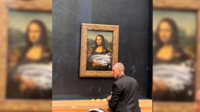 Atacaron a "La Gioconda": un visitante le arrojó un trozo de torta a la obra más famosa del mundo