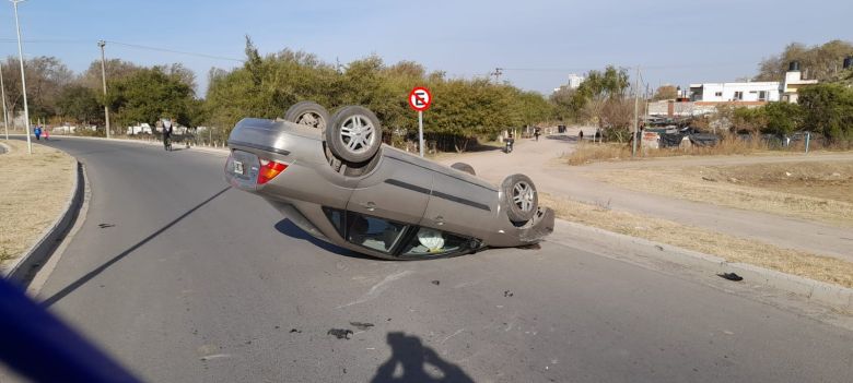 Volcó un auto en la bajada del puente colgante