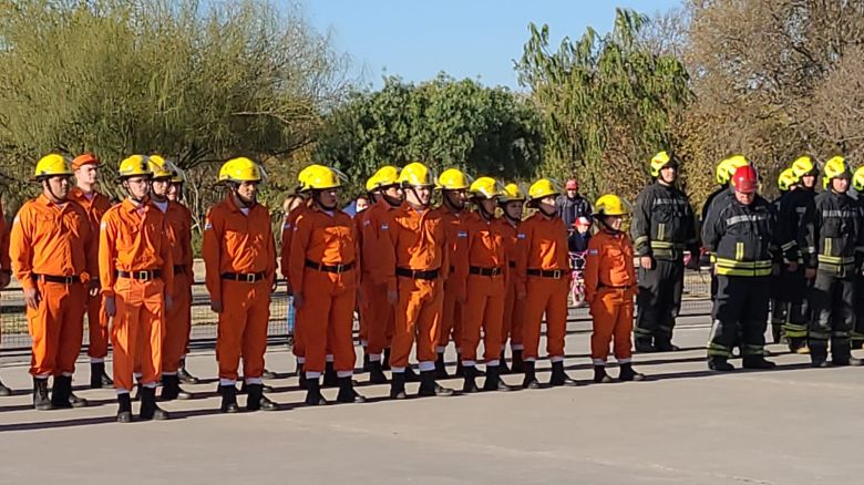 Llamosas encabezó el acto de Bomberos: apoyó a la institución para que tenga una base en Banda Norte