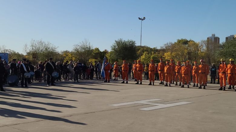 Llamosas encabezó el acto de Bomberos: apoyó a la institución para que tenga una base en Banda Norte