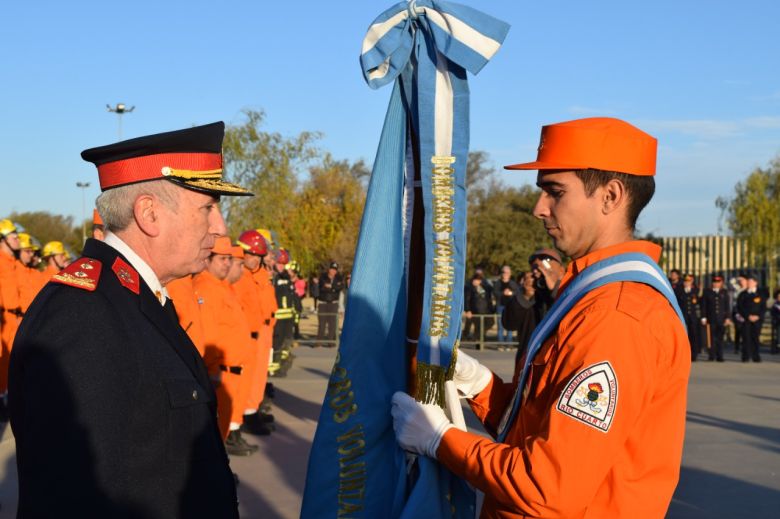 Llamosas encabezó el acto de Bomberos: apoyó a la institución para que tenga una base en Banda Norte