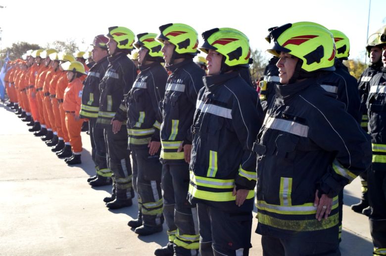 Llamosas encabezó el acto de Bomberos: apoyó a la institución para que tenga una base en Banda Norte