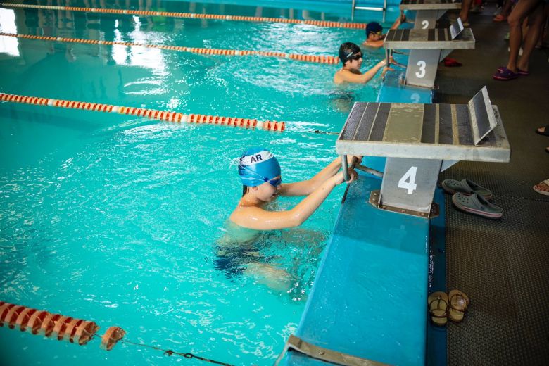 Primer encuentro de escuelas de natación en el Centro 11