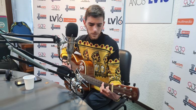 Diego Oyola, "Piel Almendra", en el acústico del viernes 