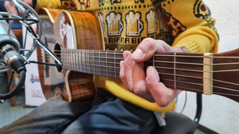 Diego Oyola, "Piel Almendra", en el acústico del viernes 