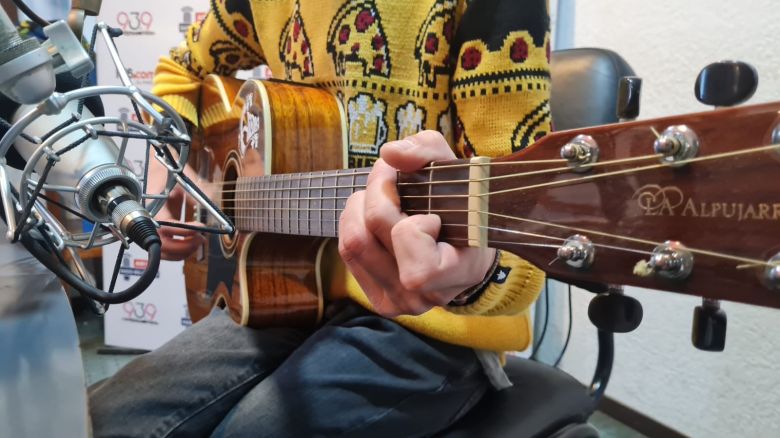 Diego Oyola, "Piel Almendra", en el acústico del viernes 