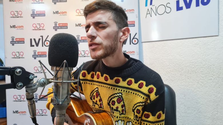 Diego Oyola, "Piel Almendra", en el acústico del viernes 