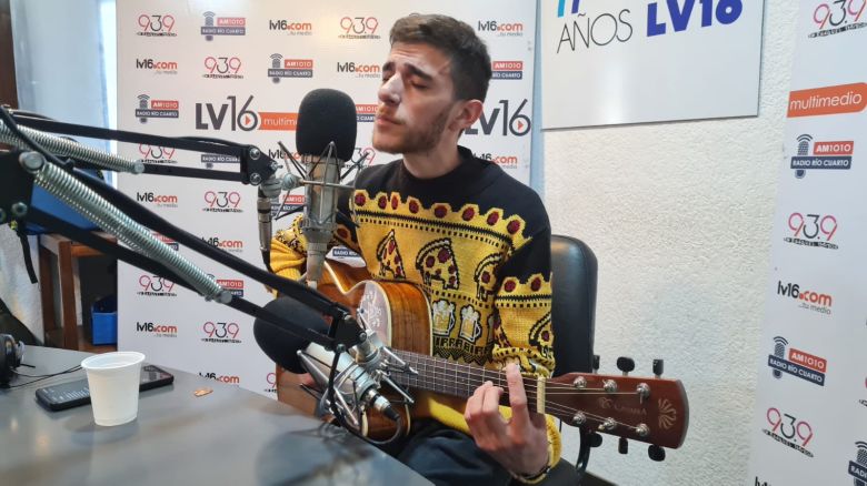 Diego Oyola, "Piel Almendra", en el acústico del viernes 