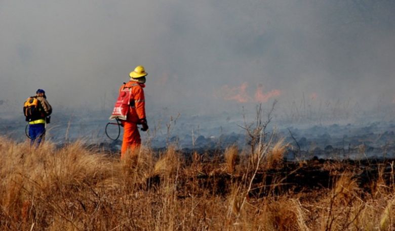 Controlaron el incendio acontecido en las inmediaciones de la planta trasmisora de Radio Río Cuarto