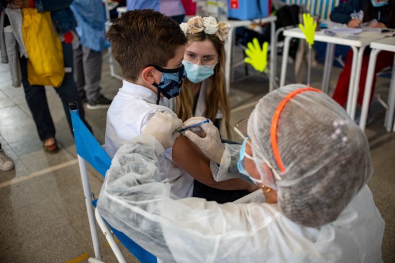 Los niños de 5 a 11 años pueden recibir la 3° dosis sin turno