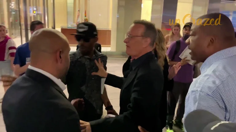 La furiosa reacción de Tom Hanks con un fan que se acercó mucho a su esposa