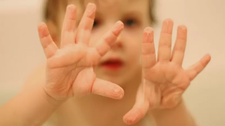 Los sorprendentes beneficios de que los dedos se arruguen en el agua