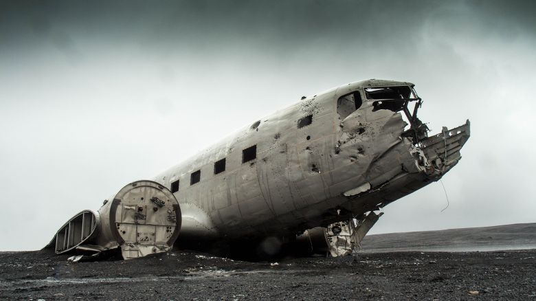 Las historias detrás de los 7 aviones abandonados más increíbles del mundo