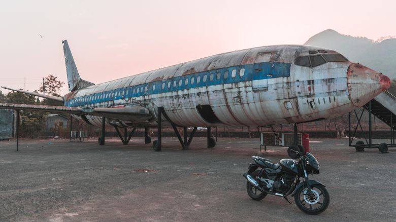 Las historias detrás de los 7 aviones abandonados más increíbles del mundo