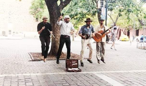 El Cuarteto del Amor hace delivery de serenatas curativas que mejoran la vida 