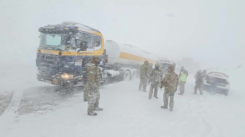 Dramático temporal en la cordillera: más de 300 vehículos varados