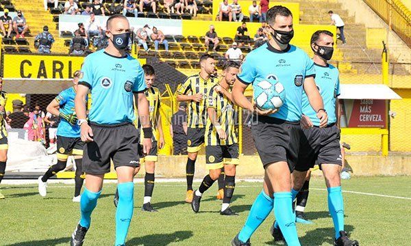 Sebastián Martínez, el hombre de negro para Flandria contra Estudiantes