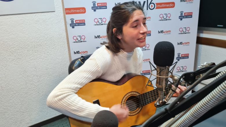 Flor Peruchin, en el acústico de los viernes 