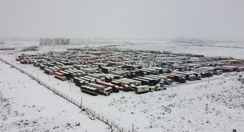 Las impactantes imágenes de los 2.800 camiones varados por un temporal de nieve en Mendoza