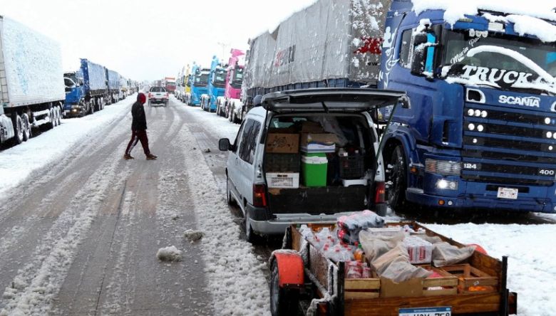 Las impactantes imágenes de los 2.800 camiones varados por un temporal de nieve en Mendoza