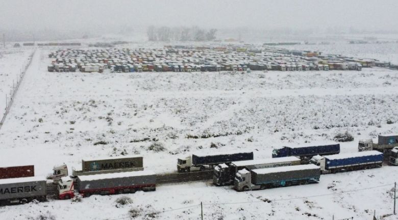 Las impactantes imágenes de los 2.800 camiones varados por un temporal de nieve en Mendoza