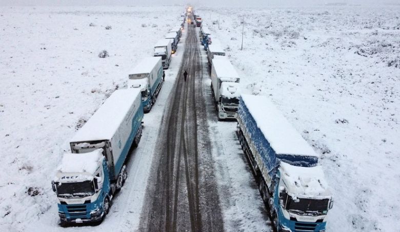 Las impactantes imágenes de los 2.800 camiones varados por un temporal de nieve en Mendoza