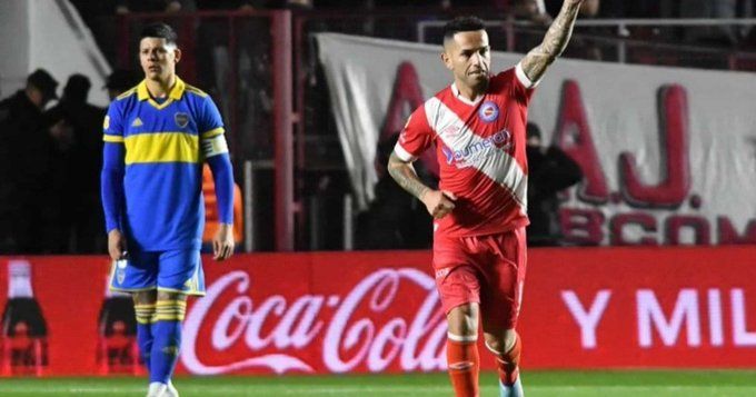 Argentinos venció a Boca y llega a la punta