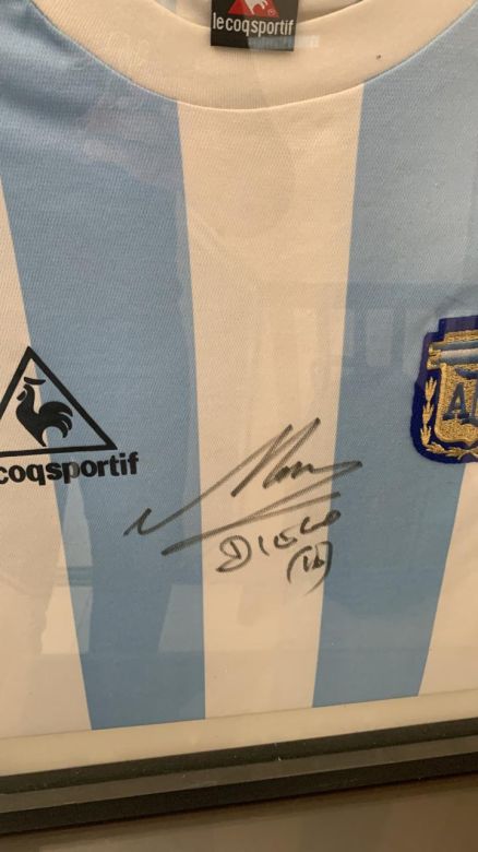 Un cordobés remata la camiseta firmada por Diego Maradona para ir al mundial de Qatar