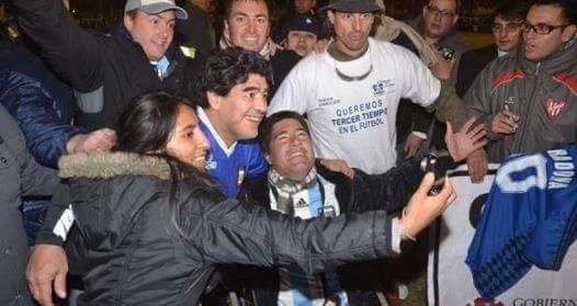 Un cordobés remata la camiseta firmada por Diego Maradona para ir al mundial de Qatar