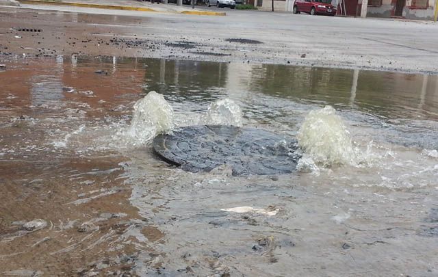 Vecinos de Barrio Fuerza Aérea denuncian que las cloacas están desbordadas 