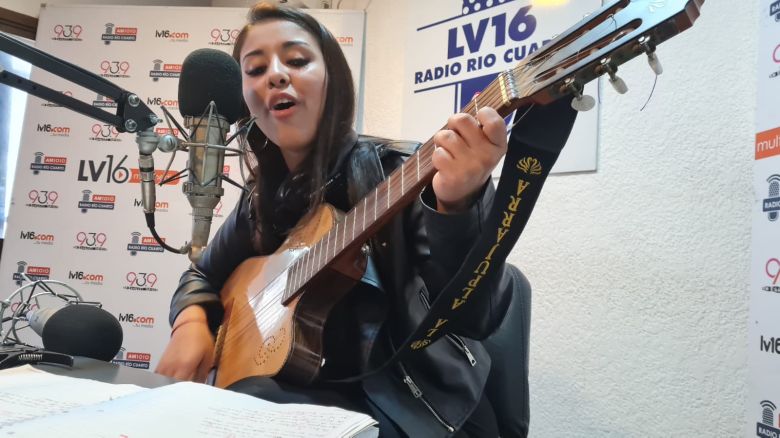 Camila Mercado estuvo en el acústico de los viernes