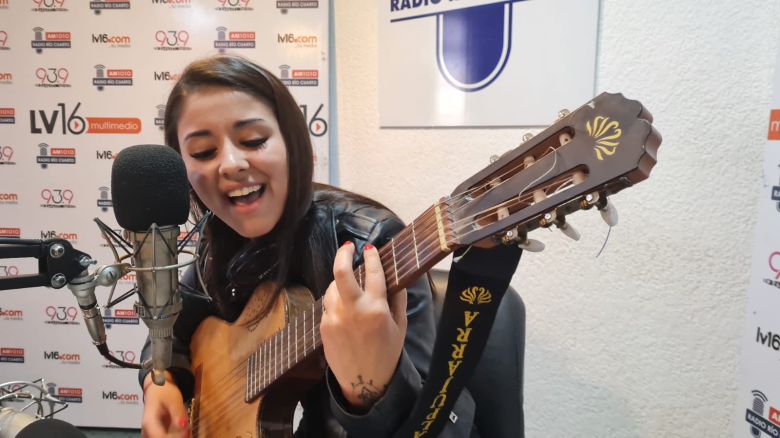 Camila Mercado estuvo en el acústico de los viernes