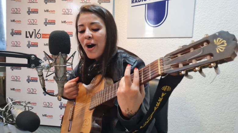 Camila Mercado estuvo en el acústico de los viernes