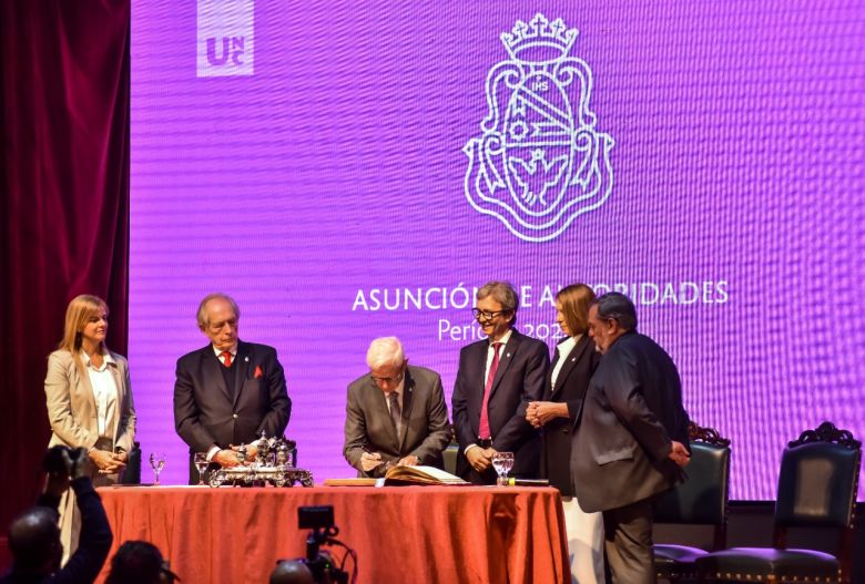 Llaryora participó de la asunción de las nuevas autoridades de la UNC