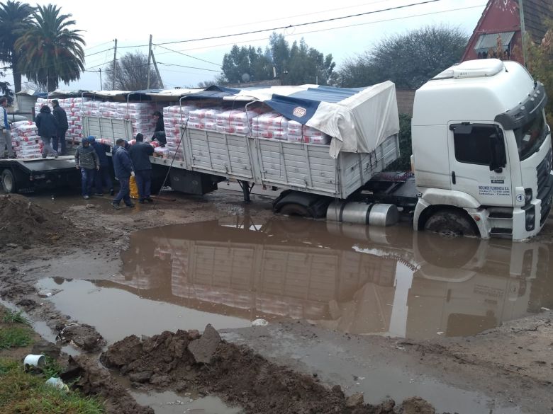 Un camión quedó atascado en un pozo de agua