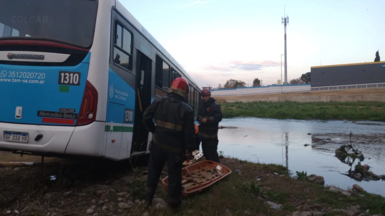 Un colectivo con pasajeros cayó al cauce del río tras chocar con un automóvil