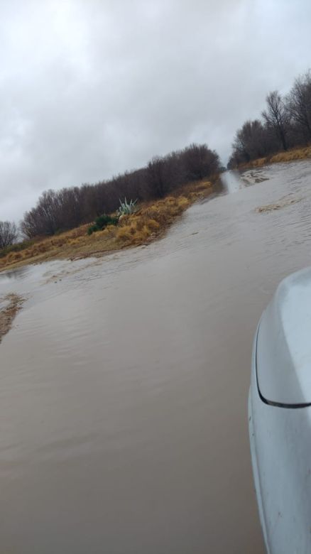 Con diez milímetros, el camino a Santa Flora se transformó en un río