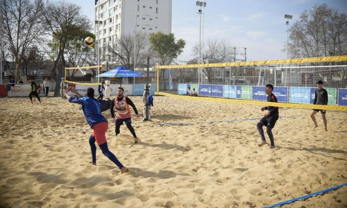 El beach vóley local reunió a más de veinte duplas