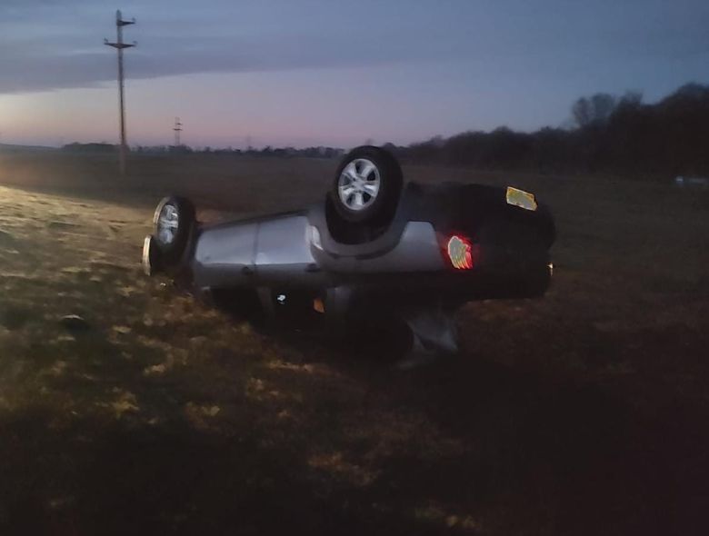 Un automóvil volcó cerca de Alcira Gigena 