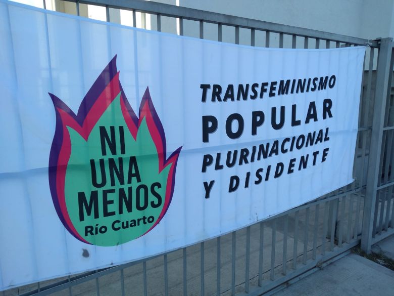 Integrantes del colectivo Ni Una Menos acompañan a Lucía Mañez