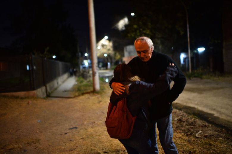 La escuela que recibe a sus alumnos con un gran abrazo