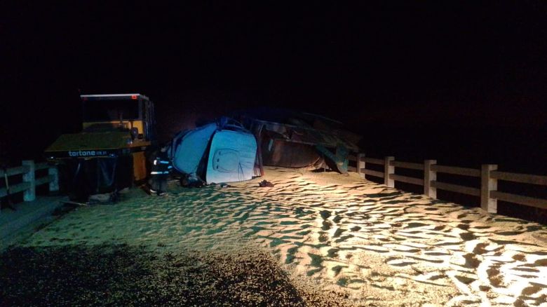 Un camionero herido al chocar con una topadora 