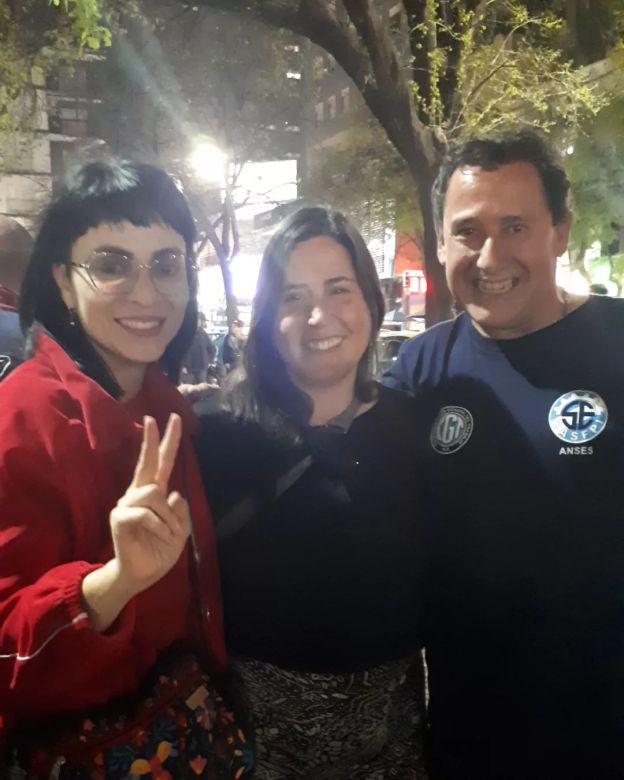 Un grupo de militantes defendió a Cristina en la plaza 