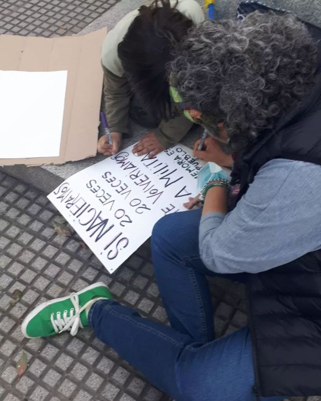 Un grupo de militantes defendió a Cristina en la plaza 