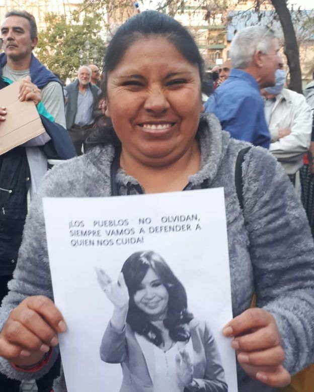 Un grupo de militantes defendió a Cristina en la plaza 