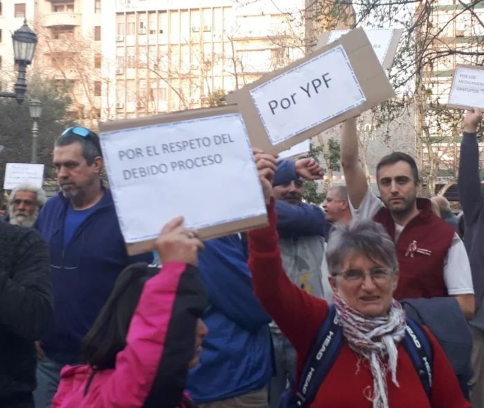 Un grupo de militantes defendió a Cristina en la plaza 