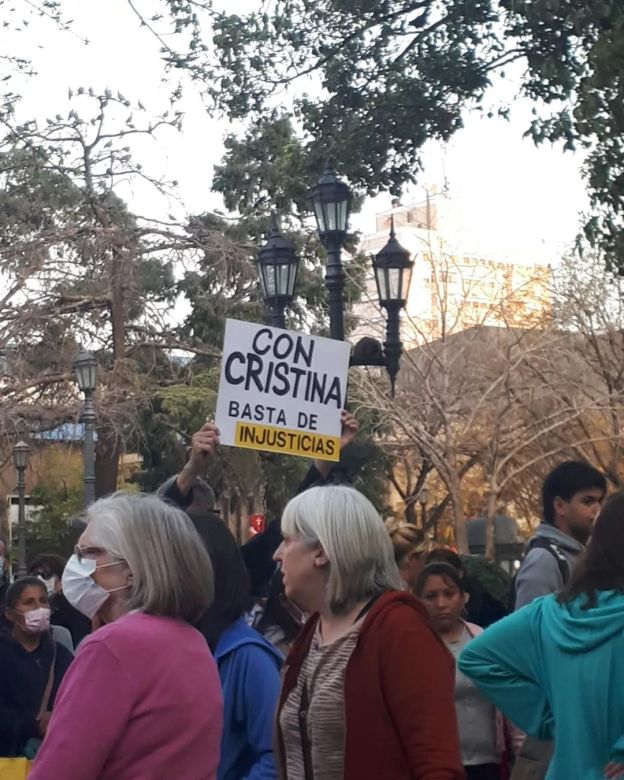 Un grupo de militantes defendió a Cristina en la plaza 