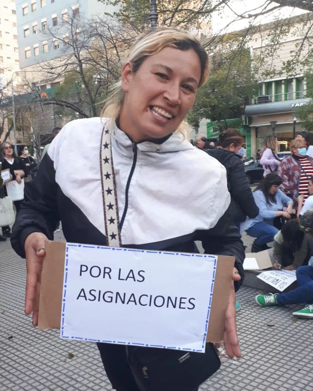 Un grupo de militantes defendió a Cristina en la plaza 