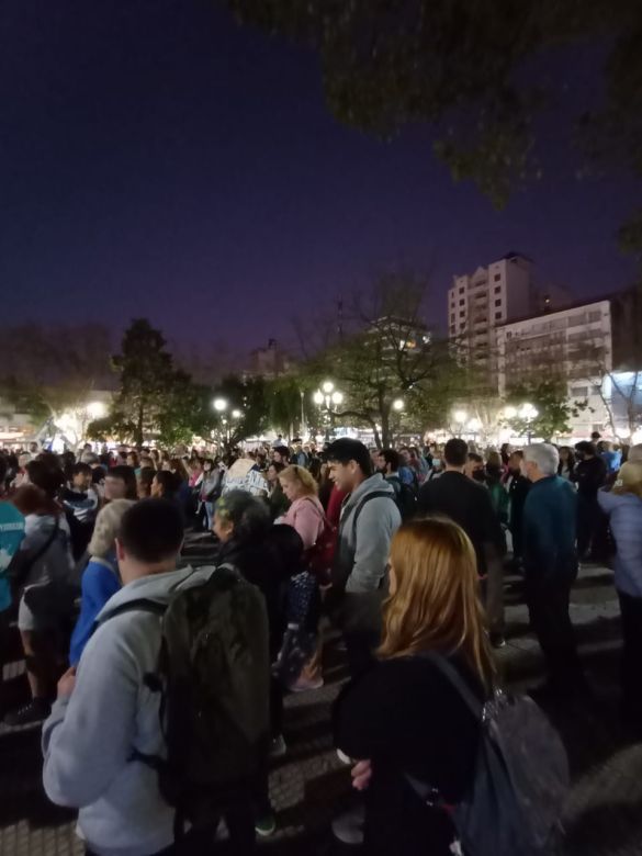 Un grupo de militantes defendió a Cristina en la plaza 